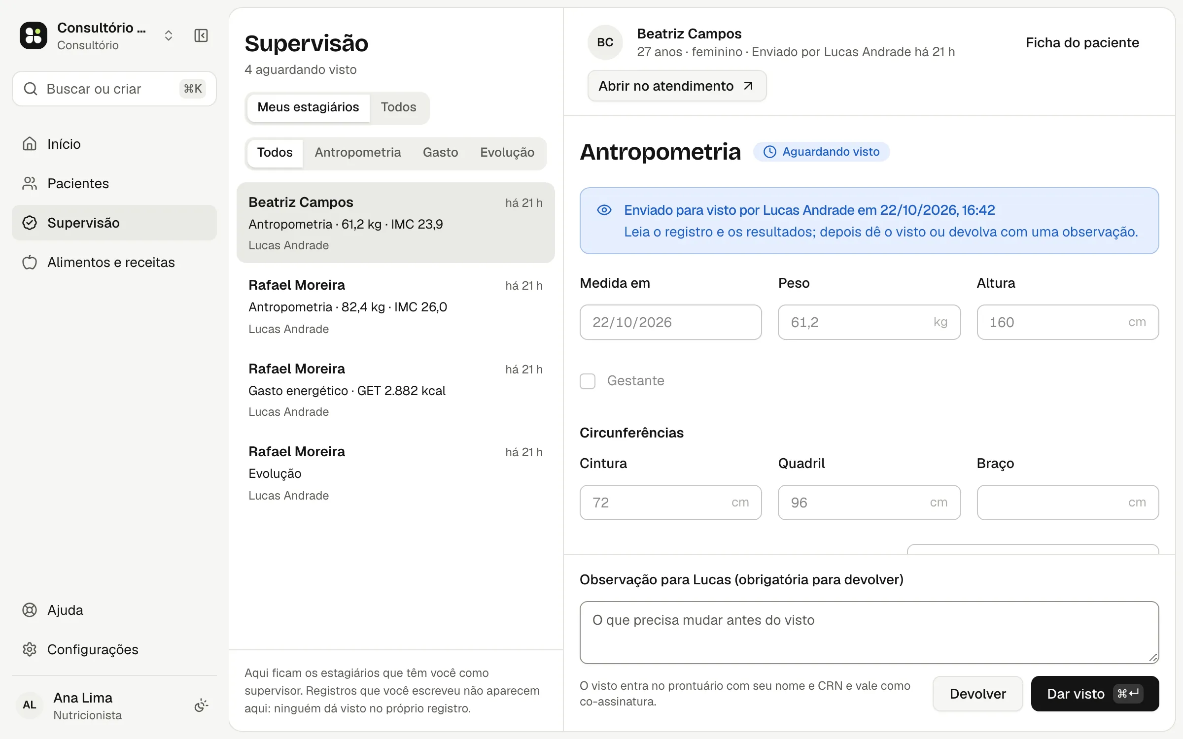 Fila da supervisão com quatro registros do estagiário aguardando visto e, ao lado, o registro aberto com os botões Devolver e Dar visto.
