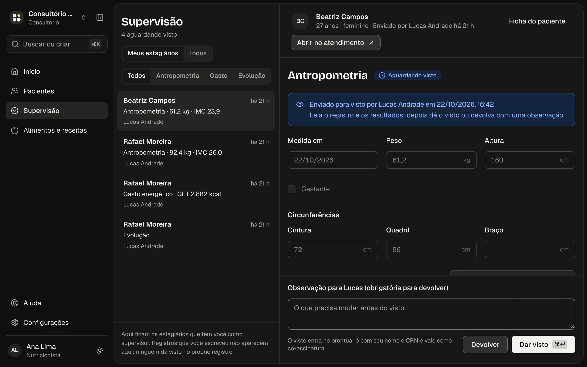 Fila da supervisão com quatro registros do estagiário aguardando visto e, ao lado, o registro aberto com os botões Devolver e Dar visto.